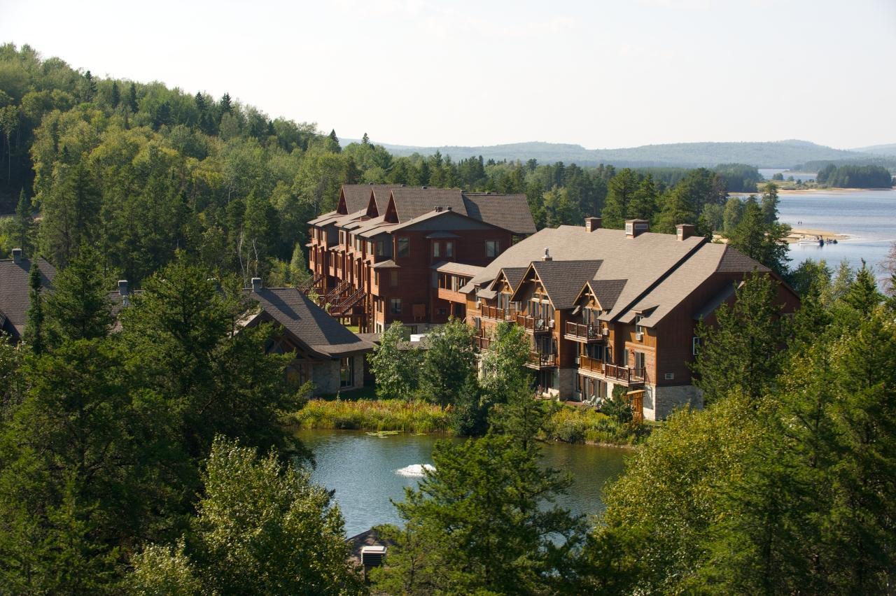 Les Condos Du Lac Taureau- Rooms & Condos Saint-Michel des Saints Bagian luar foto